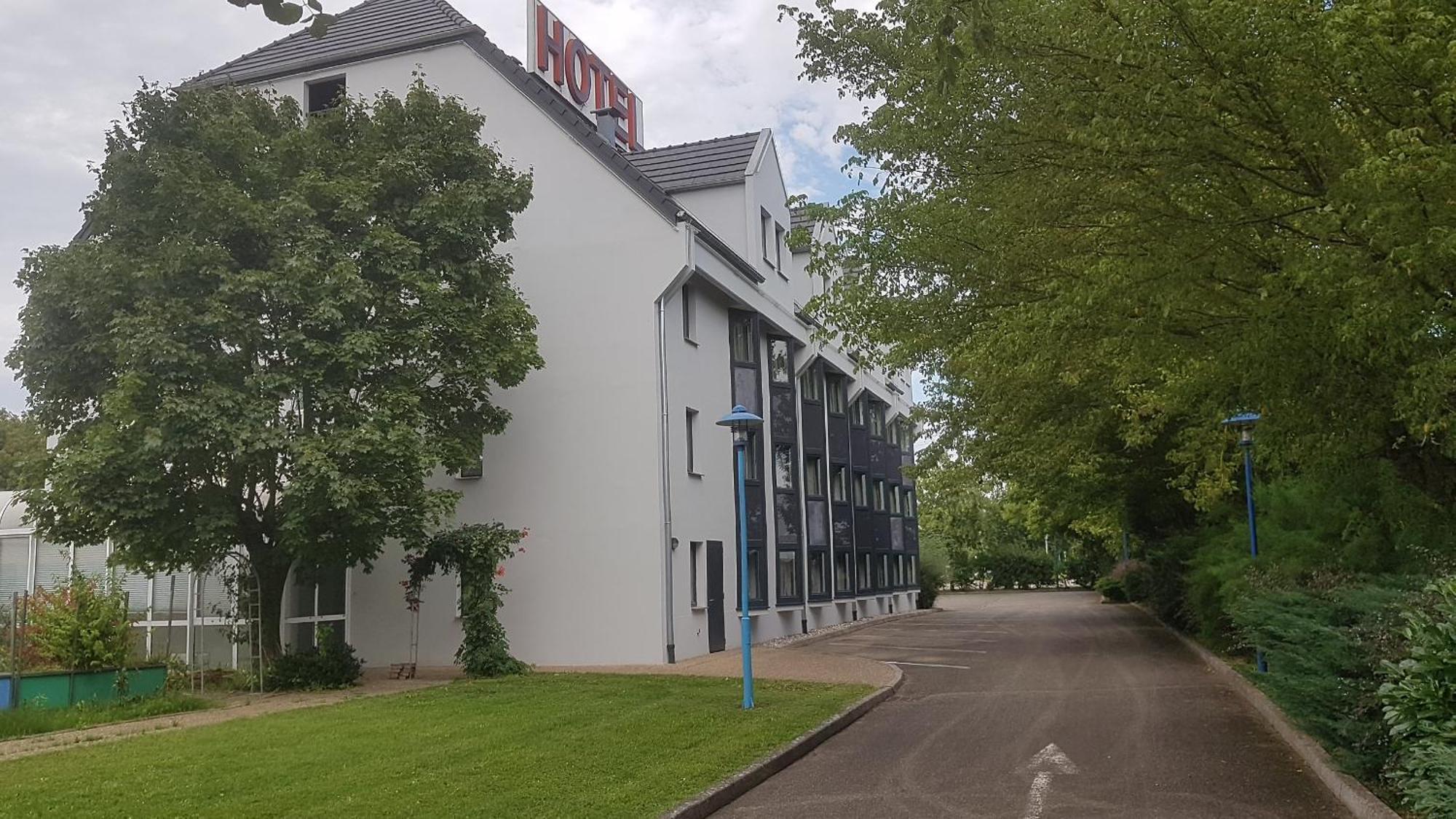 Hotel Restaurant La Tour Romaine - Haguenau - Strasbourg Nord Schweighouse-sur-Moder Exterior foto